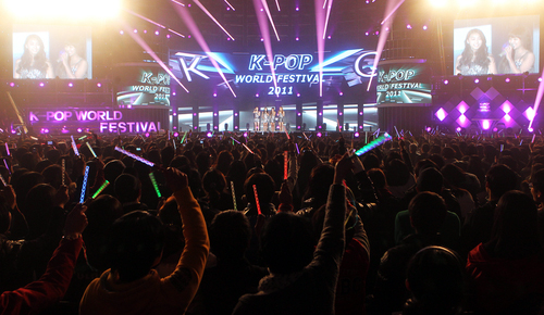 Over 10,000 people attended the first K-Pop World Festival in Changwon in 2011, where festival contestants performed alongside some of the biggest K-pop acts. Pictured is a congratulatory performance by SISTAR (photo: Yonhap News).