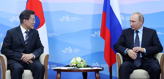 President Moon Jae-in (left) and Russian President Vladimir Putin hold a summit at the Far Eastern University in Vladivostok, Russia, on Sept. 6.