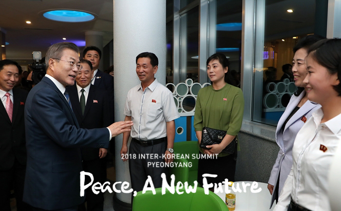 President Moon Jae-in (left) talks with North Korean citizens at the Daedonggang Seafood Restaurant in Pyeongyang on Sept. 19. (Pyeongyang Press Corps)
