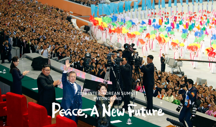 KakaoPresident Moon Jae-in (third from left) waves to the crowds at May Day Stadium in Pyeongyang, where an art performance to welcome the South Korean president was held on Sept. 19. (Pyeongyang Press Corps)Talk_20180920_204059231.jpg