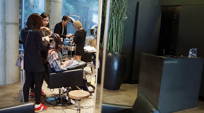 Staff at Avenue Juno concentrate on a customer's hair style. (photo: Jeon Han)