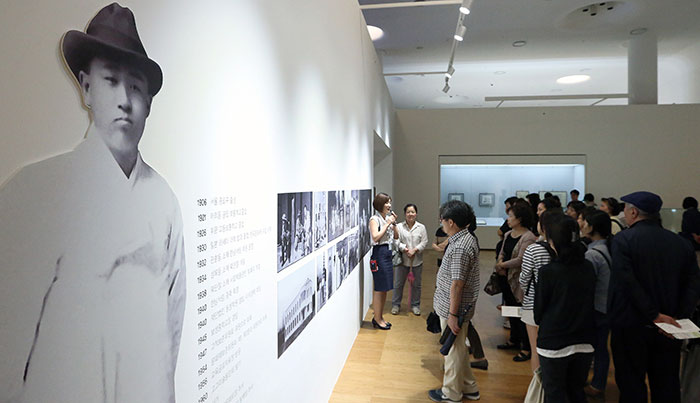 Chun Hyung-pil (1906-1962) believed that cultural heritage represents the identity and mental values of its country. In that faith, he protected Korea’s cultural heritage from being stolen by Japan during the colonial period. The above photo shows a group of people listening to an explanation of Chun from a curator at the second part of 'The Treasures of Kansong.' (photo: Jeon Han) 