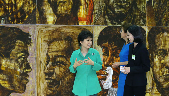 President Park Geun-hye (left) listens to an explanation from the curator, along with Kazakhstani Vice-Speaker of the Majilis Dariga Nazarbayeva, at a cultural exchange exhibition for ethnic Koreans at the Palace of Independence in Astana, Kazakhstan, on June 19.