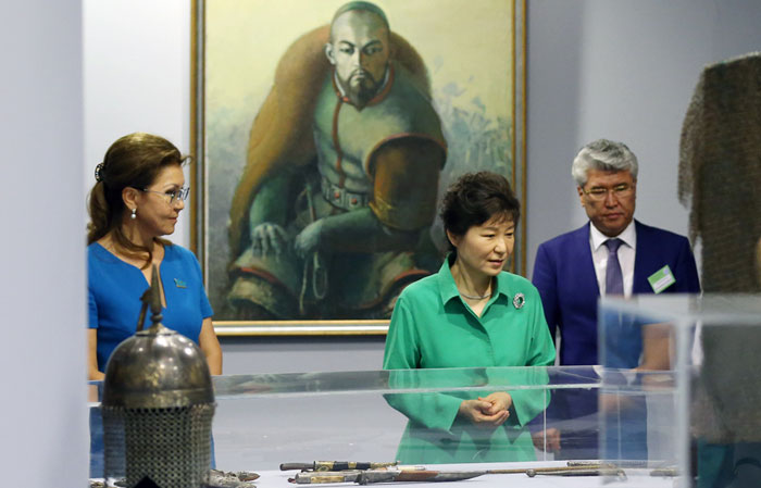 President Park Geun-hye (second from right) looks at a display with Kazakhstani Vice-Speaker of the Majilis Dariga Nazarbayeva (left) and Minister of Culture Muhamediuly Arystanbek (right) at the 'Art of Ancestors-Descendants Heritage' exhibition, which shows traditional folk culture of Kazakhstan, on June 19. (photos: Jeon Han)