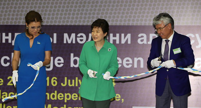 President Park Geun-hye (center) cuts the ribbon with Kazakhstani Minister of Culture Muhamediuly Arystanbek (right) and vice-speaker of the Majilis, Dariga Nazarbayeva (left), during the opening ceremony for a cultural exchange exhibition for ethnic Koreans at the Palace of Independence in Astana, Kazakhstan, on June 19. (photos: Jeon Han)