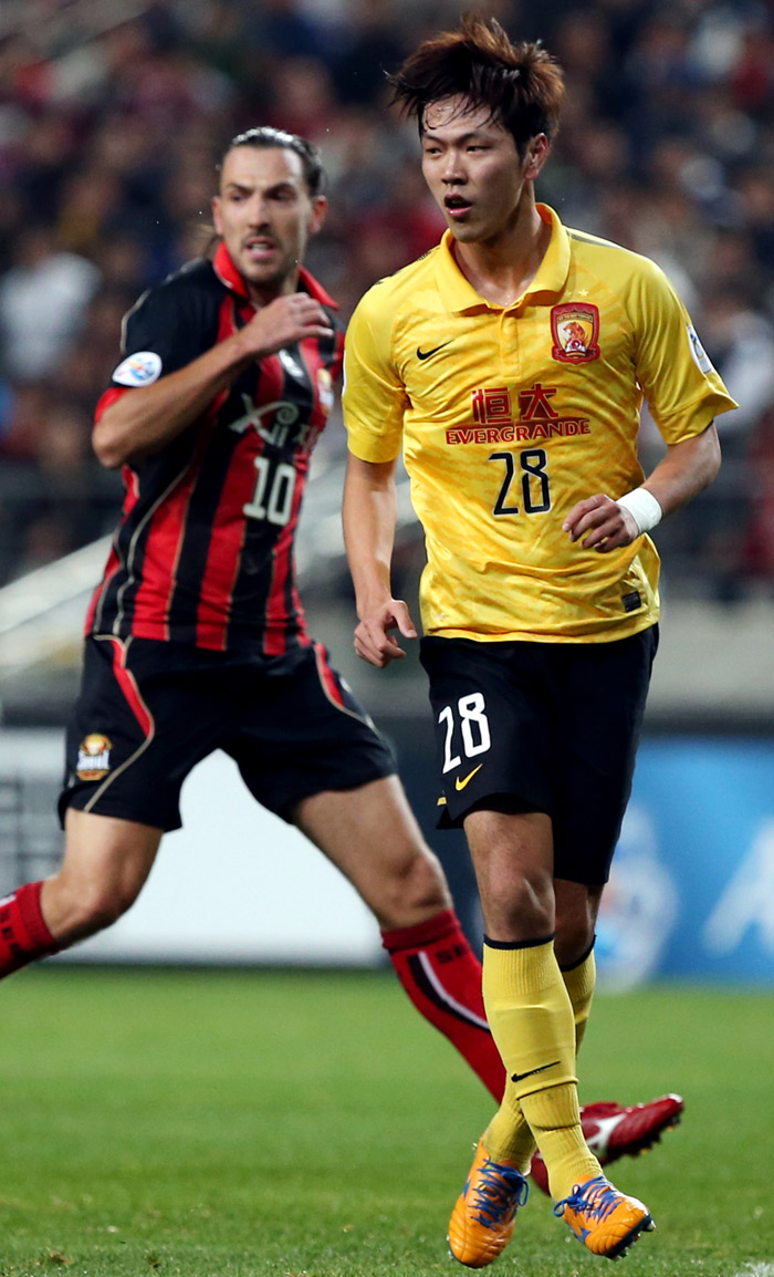Kim Young-gwon (right) of Guangzhou Evergrande, China, during a friendly match between FC Seoul and Guangzhou Evergrande on October 26 in Seoul. (Photo: Yonhap News)