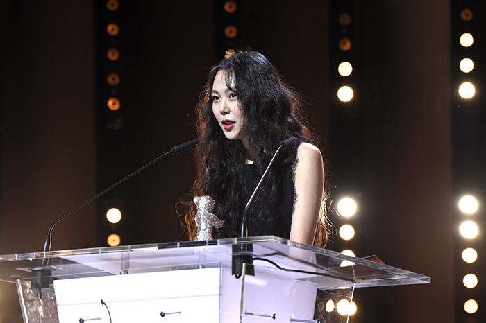 Kim Minhee wins the Silver Bear for Best Actress award at the 67th Berlin International Film Festival, in Berlin on Feb. 18. Kim expresses her gratitude after receiving the award.
