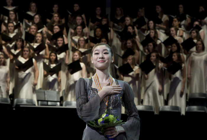  Kim Yu-na stands on the podium for the national anthem sung by a choir during the medal ceremony in the women's competition at the 2013 World Figure Skating Championships on Saturday, March 16, in London, Ontario, Canada (photo: Yonhap News). 