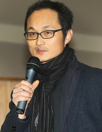 Playwright and theater director Kim Tae-woong. (photo: Yonhap News)