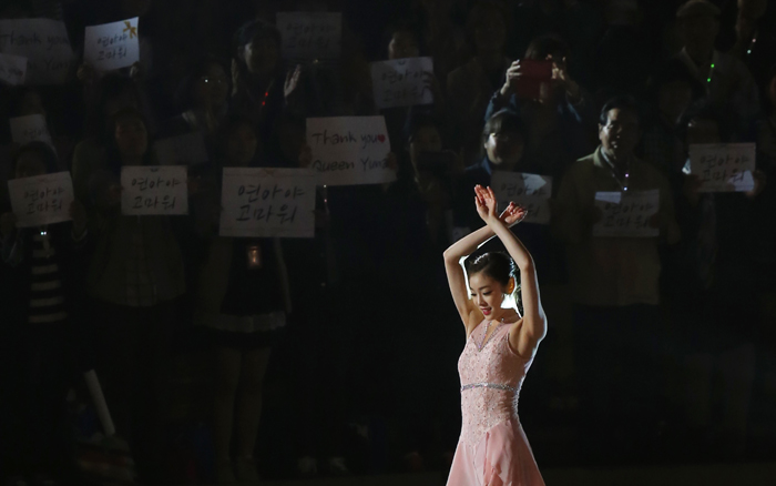 Kim Yuna circles the rink to greet cheering fans as they hold placards that say, “Thank you, Yuna!” after her final ice show at the Olympics Gymnastics Stadium on May 6. (photos: Yonhap News)