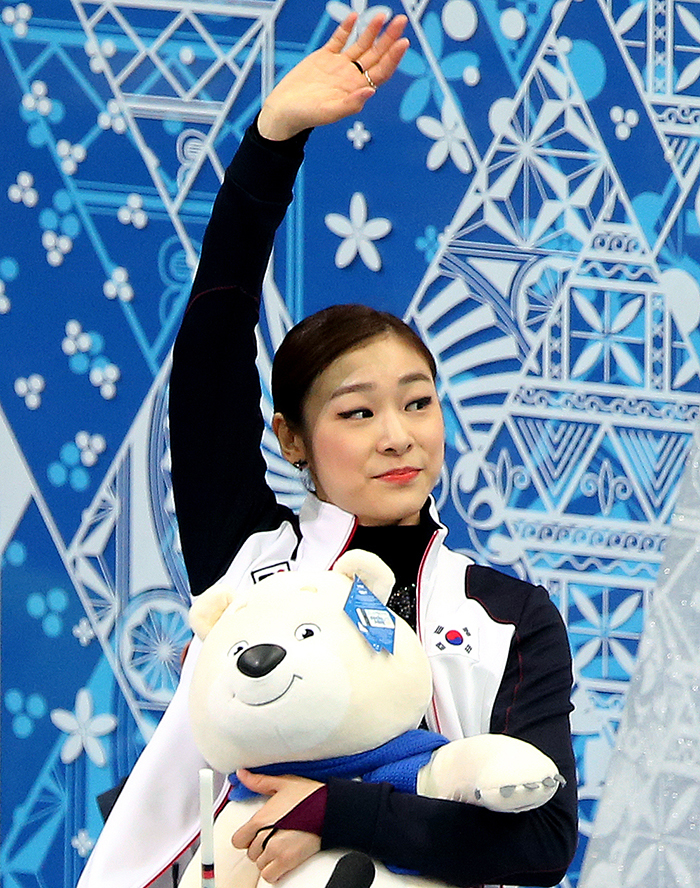 Kim Yuna holds the polar bear mascot, a gift from a fan, as she waves to the audience after her performance in the singles ladies’ figure skating free skating competition at the Sochi Winter Games on February 20, 2014. (photo courtesy of the Korean Olympic Committee)