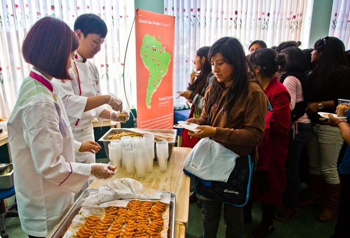 Fans of Korean cuisine stand in line, waiting to sample some kimchi and other traditional foods, all brought to them by the Kimchi Bus. (photo courtesy of the Ministry of Agriculture, Food and Rural Affairs) 