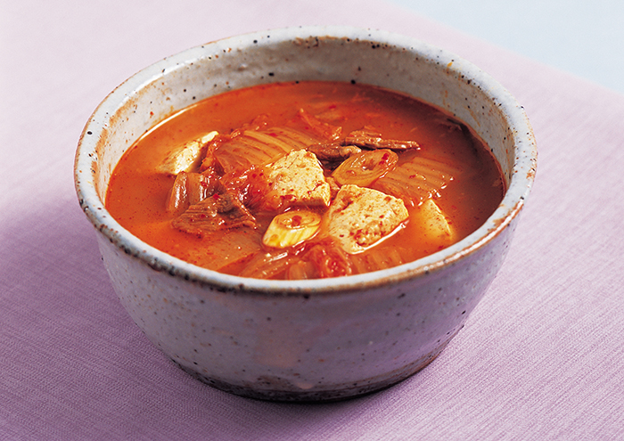 Kimchi stew can be cooked in a relatively simple manner if you have kimchi and the other necessary ingredients. When kimchi and pork is cooked in a simmering broth, you can appreciate the deep and rich flavor.
