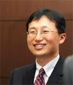 Professor Kim Dae-Hyeong leads the research team.