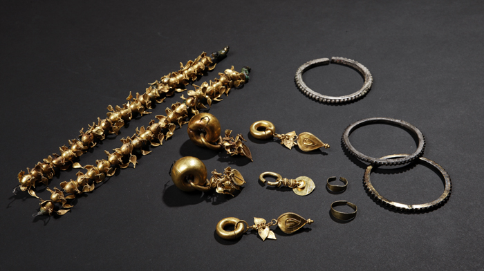 Jewelry and accessories dating back to the Silla Kingdom were unearthed in Changnyeong-gun in northern Gyeongsangnam-do. 