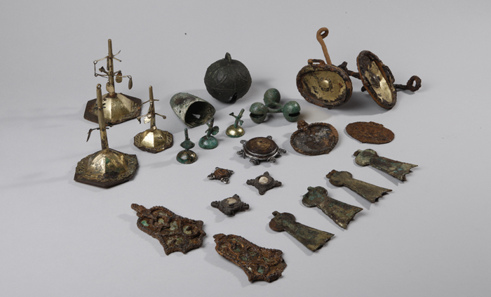 A variety of harness accessories from the Silla Kingdom is found in Changnyeng-gun in northern Gyeongsangnam-do. 