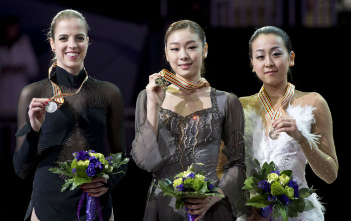 Kim Yu-na (center), Carolina Kostner of Italy, and Mao Asada from Japan pose together on the podium during the medal ceremony for the women's competition at the 2013 World Figure Skating Championships, on Saturday, March 16, in London, Ontario, Canada (photo: Yonhap News). 