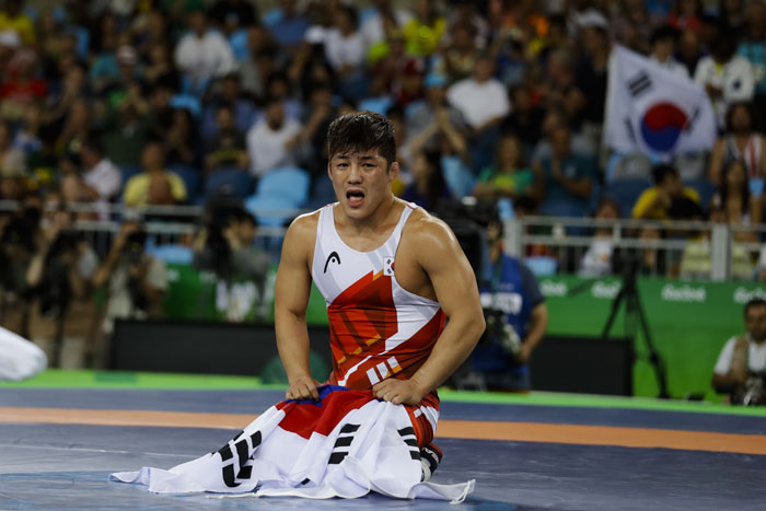South Korea's Kim Hyeon-woo reacts after winning the bronze medal during the men's Greco-Roman 75-kg competition at the 2016 Summer Olympics in Rio de Janeiro, Brazil, Sunday, Aug. 14. (Yonhap)