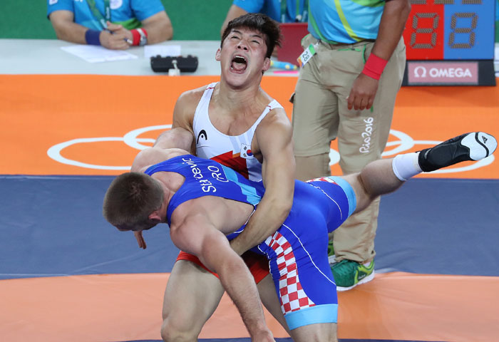 South Korean Greco-Roman wrestler Kim Hyeon-woo lifts Bozo Starcevic of Croatia during the bronze medal match in the 75kg class at the Rio de Janeiro Olympics on Aug. 14, 2016. (Yonhap)