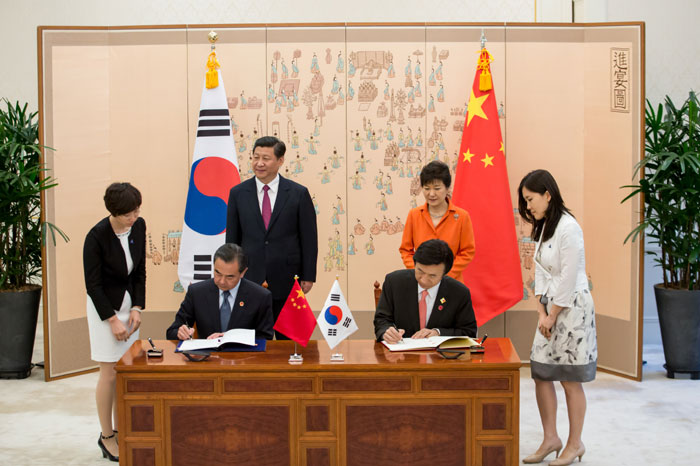 President Park Geun-hye and Chinese President Xi Jinping attend a signing ceremony between the foreign ministers of the two countries at Cheong Wa Dae on July 3. (photo: Cheong Wa Dae)