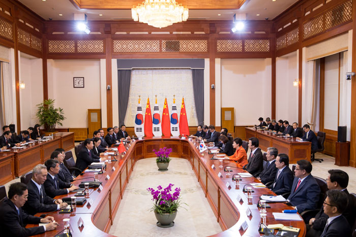 President Park Geun-hye and Chinese President Xi Jinping hold an extended Korea-China summit at Cheong Wa Dae on July 3. (photo: Cheong Wa Dae)