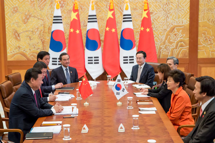 President Park Geun-hye (second from right) and Chinese President Xi Jinping hold the Korea-China summit at Cheong Wa Dae on July 3. (photo: Cheong Wa Dae)