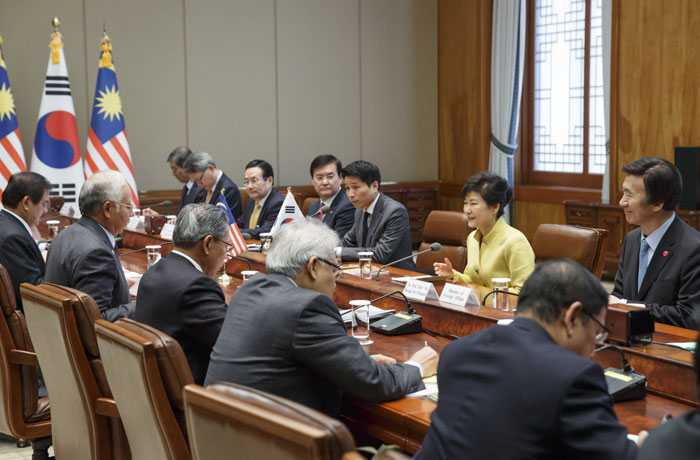 President Park Geun-hye holds summit talks with Malaysian Prime Minister Najib Razak.