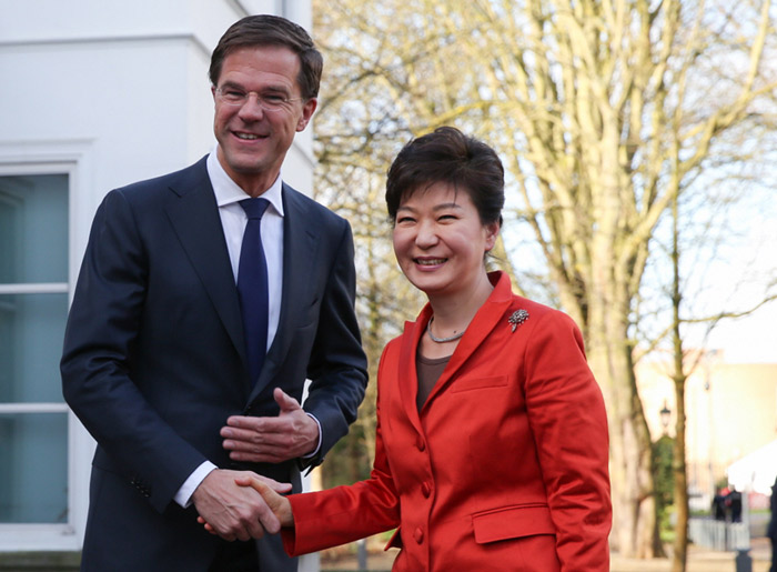 President Park Geun-hye (right) shakes hands with Prime Minister of the Netherlands Mark Rutte in The Hague, Netherlands, on March 24, prior to the Korea-Netherlands summit. (photo: Cheong Wa Dae)
