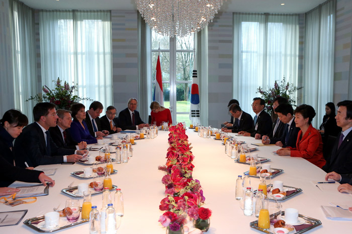President Park Geun-hye (third from right) holds summit talks with Prime Minister of the Netherlands Mark Rutte in The Hague, Netherlands, on March 24. (photo: Cheong Wa Dae)