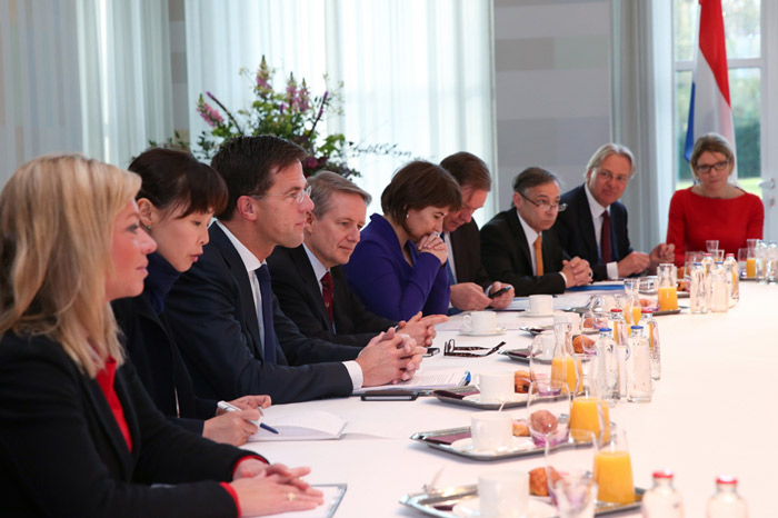 Prime Minister of the Netherlands Mark Rutte (third from left) holds summit talks with President Park Geun-hye in The Hague, Netherlands, on March 24. (photo: Cheong Wa Dae)