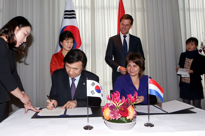 President Park Geun-hye (back row, second from left) and Prime Minister of the Netherlands Mark Rutte attend the MOU signing ceremony on the Korea-Netherlands working holiday visa program in The Hague, Netherlands, on March 24. (photo: Cheong Wa Dae) 