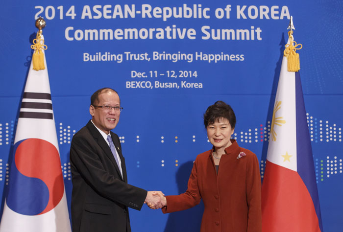 President Park Geun-hye and President Benigno Aquino of the Philippines shake hands prior to the Korea-Philippines summit in Busan on December 11.