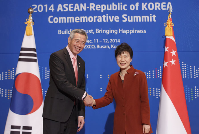 President Park Geun-hye and Singaporean Prime Minister Lee Hsien Loong shake hands prior to the Korea-Singapore summit in Busan on December 11.