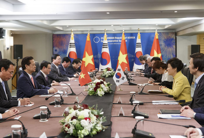 President Park Geun-hye holds summit talks with Vietnamese Prime Minister Nguyen Tan Dung.