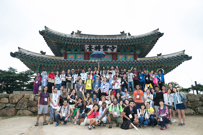 International students pose for a group photo in front of the Sueojangdae military observation deck at Namhansanseong Fortress.