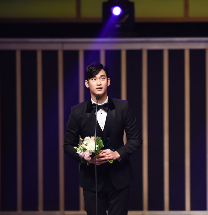 Kim Soo-hyun speaks after receiving the grand prize at the Korea Drama Awards 2014.