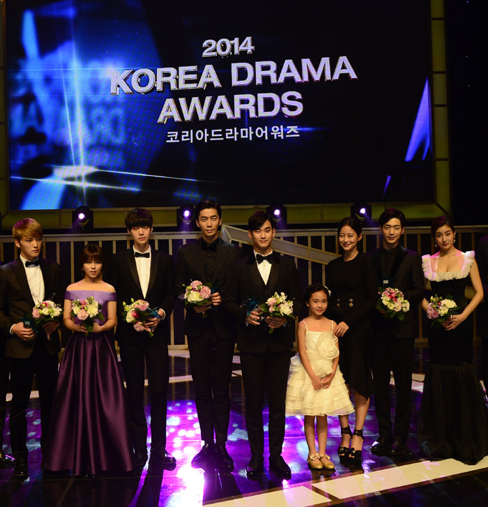Winners pose for a picture during the Korea Drama Awards 2014, which took place on October 1 at the Gyongnam Culture & Art Center in Jinju. Kim Soo-hyun, who played the lead male role in "My Love From the Star," won the grand prize. (From left) Kim Jae-joong, Do-hee, Ahn Jae-hyun, Shin Sung-rok, Kim Soo-hyun, Kim Ji-young, Oh Yeon-seo, Seo Kang-joon and Kang So-ra.
