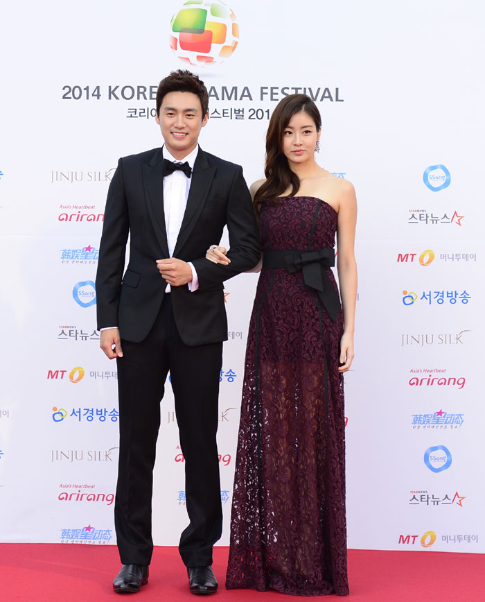 Oh Sang-jin (left) and Kang So-ra host the awards. Kang received an excellence award for her role in 'Doctor Stranger.'
