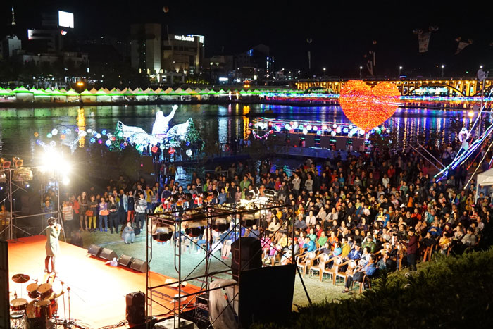 A range of performances are held around Jinju during the Korea Drama Festival.