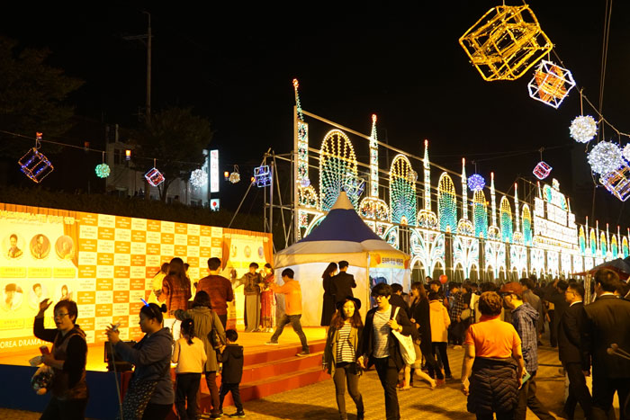 The festival venue is decorated with water-side walkways and light displays for the visitors' entertainment.