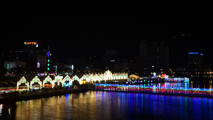 The floating bridge is one of the most popular Korea Drama Festival venues.