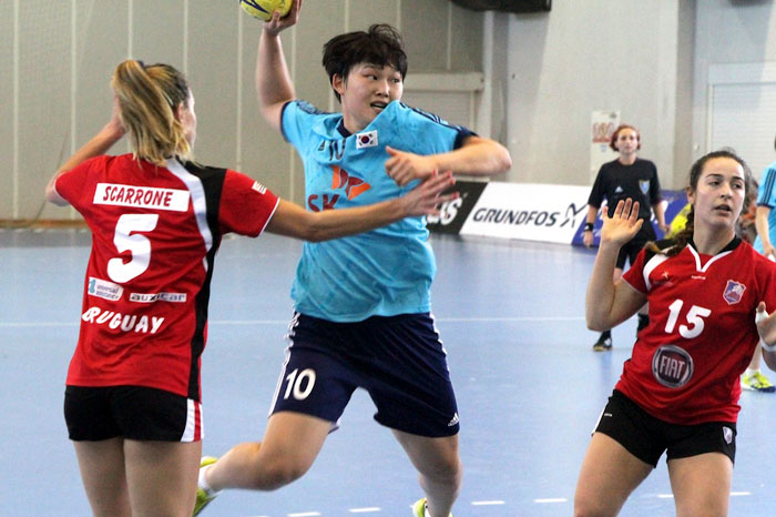 Won Seonpil (center), team captain, sends the ball flying during the Korea-Uruguay match on July 4. Korea won the game 45-22. (photo from the homepage of Women's Junior U20 World Championship Croatia)