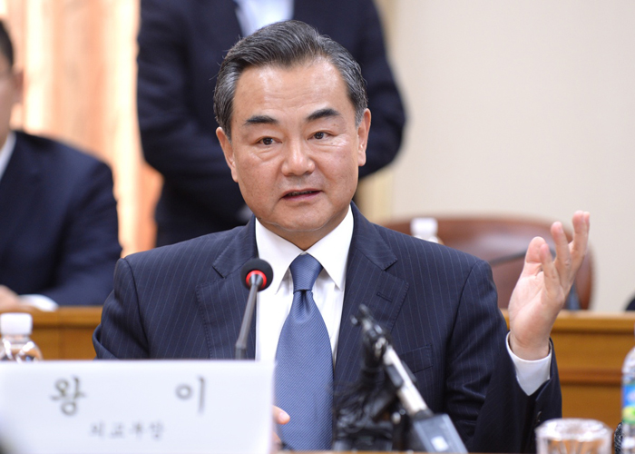 (Top) The Korea-China foreign ministers' meeting is held at the government complex in Seoul on May 26. South Korean Minister of Foreign Affairs Yun Byung-se (middle) and Chinese Foreign Minister Wang Yi both attend the meeting. (photos courtesy of the Ministry of Foreign Affairs) 