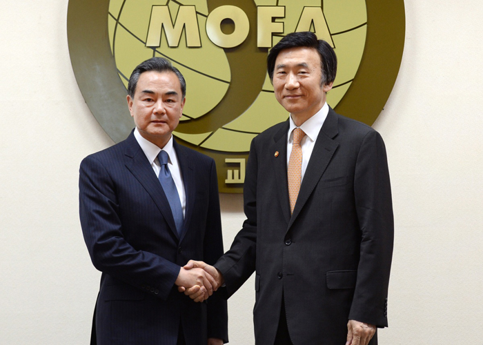  Minister of Foreign Affairs Yun Byung-se (right) shakes hands with Foreign Minister Wang Yi. (photo courtesy of the Ministry of Foreign Affairs) 