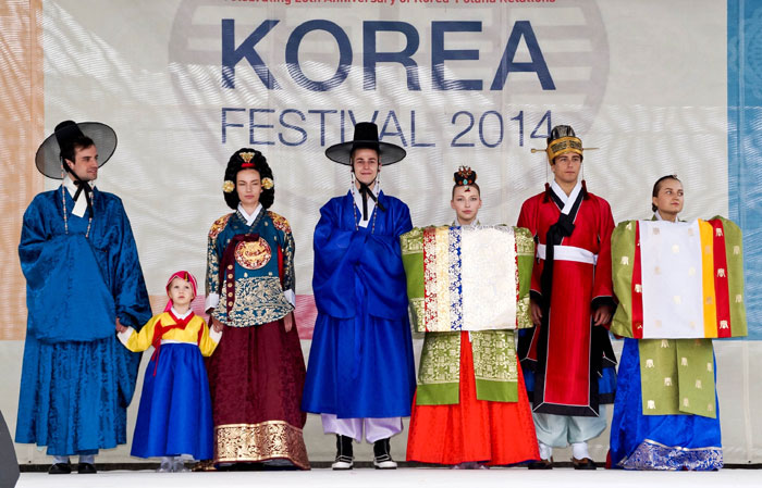 Clad in various Hanbok traditional Korean outfits, Polish models pose for photos at a fashion show during the Korea Festival 2014, on June 21 in Warsaw. (photo courtesy of the Korean Cultural Center Warsaw) 