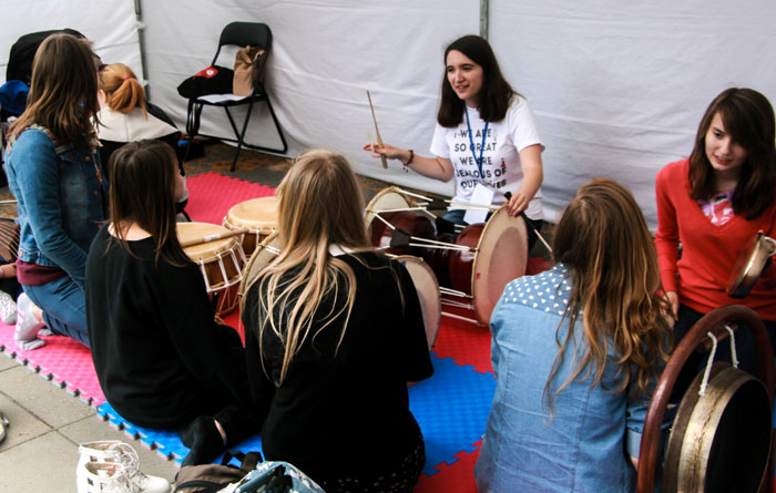 Polish youth try their hand at traditional Korean musical instruments. (photo courtesy of the Korean Cultural Center Warsaw) 