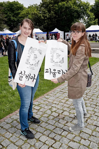 Warsaw residents show off their names written in Hangeul at the Korea Festival 2014. (photo courtesy of the Korean Cultural Center Warsaw)