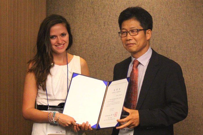 KOCIS Director Won Yong-ji (right) presents a certificate of appointment to Megan Fox, a new member of this year’s team of WKB bloggers, during a welcomeg ceremony at the National Museum of Korea on June 20. (photo: Wi Tack-whan)
