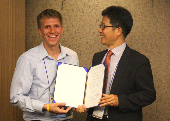 KOCIS Director Won Yong-ji (right) awards a certificate of appointment to U.S. English teacher Louis Sarasin, who will serve as a WKB blogger for a year. (photo: Wi Tack-whan)