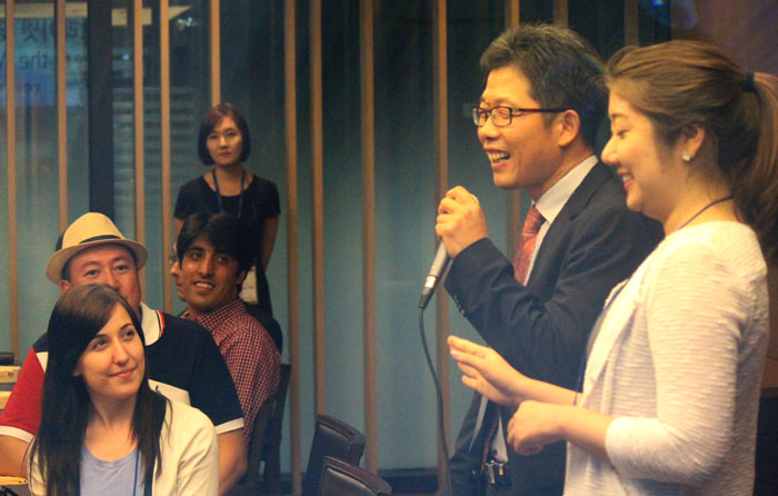 KOCIS Director Won Yong-ji (second from right) gives words of thanks to members of the new team of WKB bloggers, during a welcome ceremony on June 20. (photo: Wi Tack-whan)